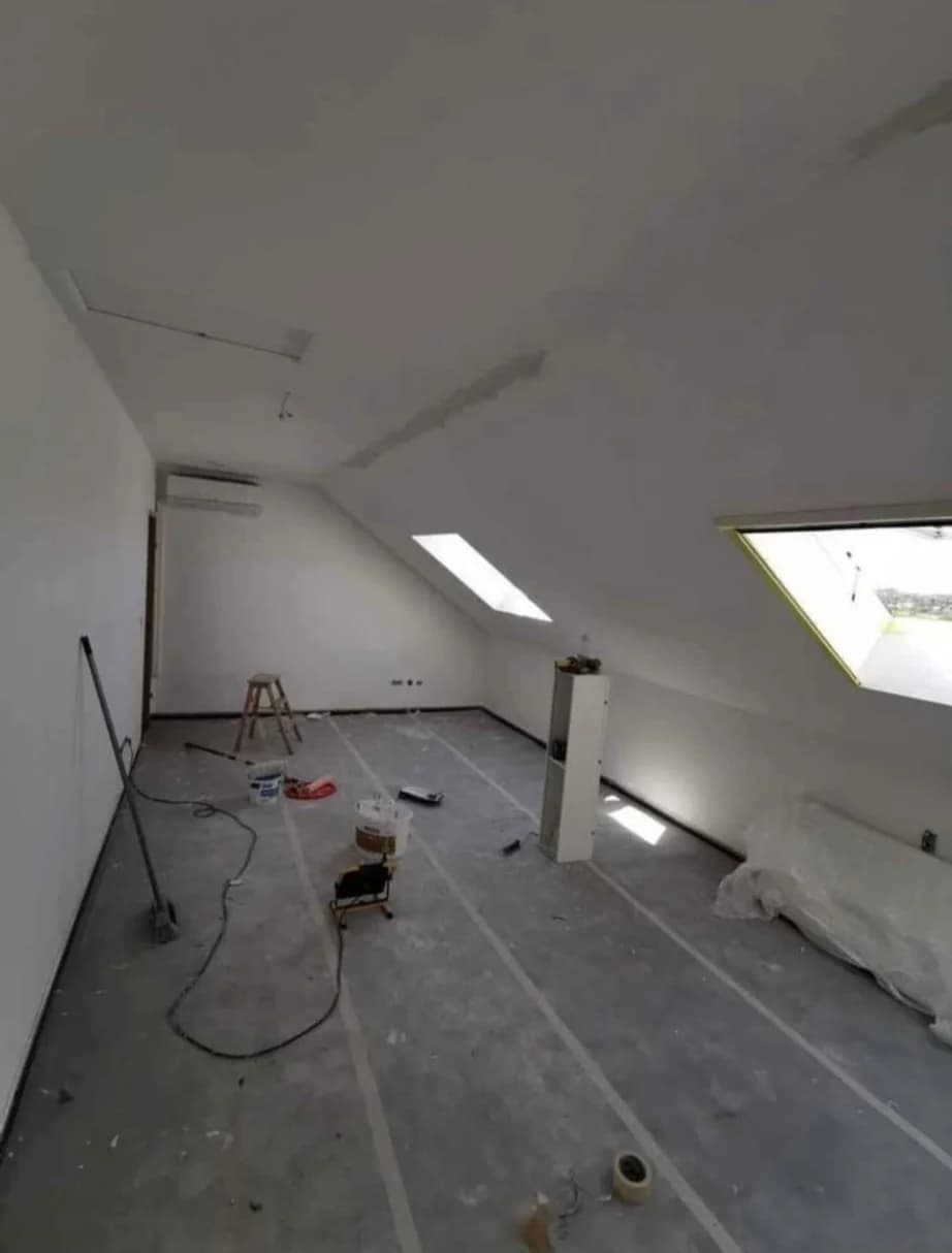 Pièce en attente de peinture intérieure, avant travaux